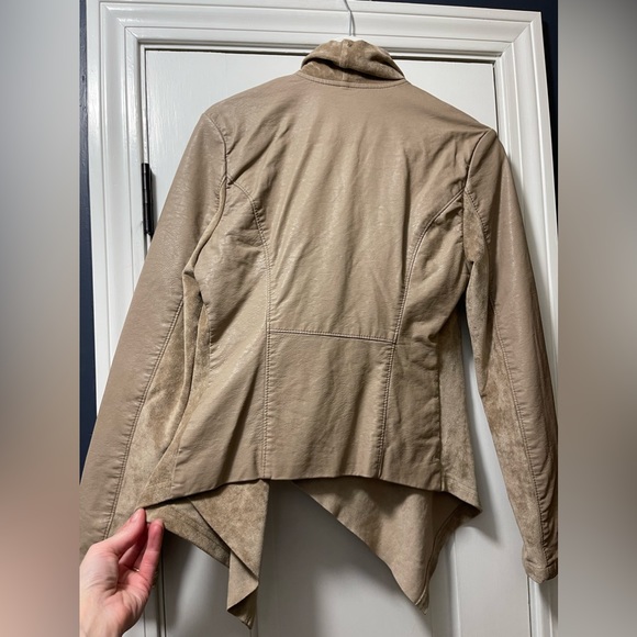 Suede faux leather tan moto jacket NWT with asymmetrical zip drape hem - Picture 4 of 7